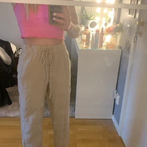 Beiga linnebyxor  - Snygg färg och sitter bra, säljer eftersom jag har ett par andra