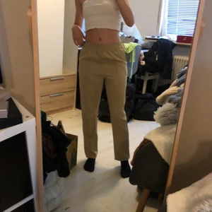 Byxor - Fräscha och bekväma byxor men samtidigt stilrena. Storlek 32 men passar även 34 pga stretch i midjan 