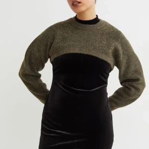 Grön bolero - Köpt i vintras, använt ensast ett fåtal gånger! Säljer även en likadan i beige.