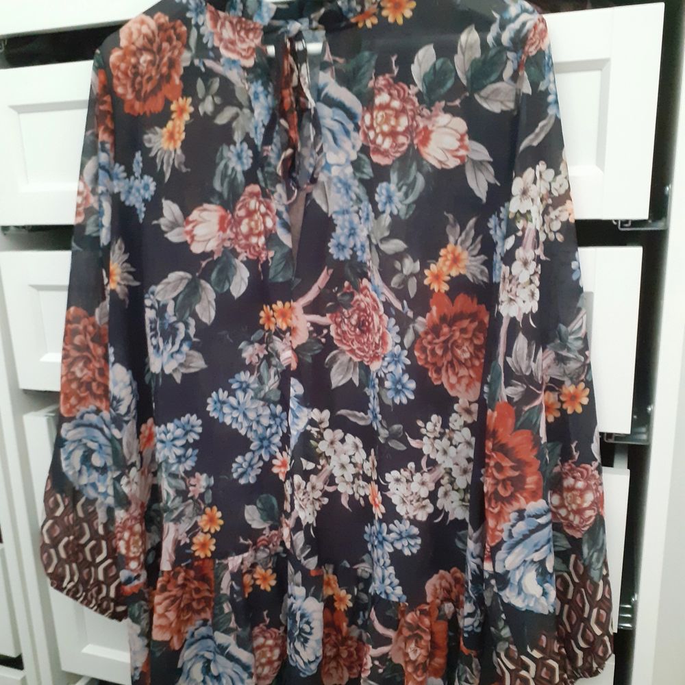Floral dress with small lace keyhole in the back Size L Never worn (Belt not included, just to show what it'd look like with one) Italian brand bought while i was in italy (handmade in italy at a boutique). Klänningar.