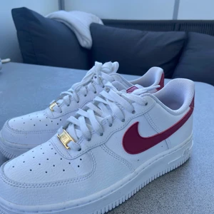 Nike Woman Air Force 1 07, storlek 38 - Använda ett fåtal gånger, köpta på JD sports säljes i storlek 38 