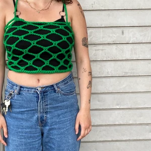 Virkat mesh linne - Virkat grönt meshlinne av återbrukat akrylgarn. Storlek uppskattas till M/L (är mycket töjbar runt midjan).