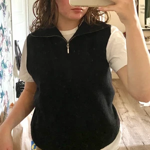 Stickad väst - Stickad väst från Gina tricot med dragkedja. Använd ett fåtal gånger så i nyskick. Kontakta mig för fler bilder eller info