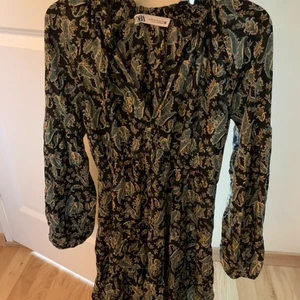 Klänning Zara - Jätte snygg klänning från Zara. Knappt använd. 