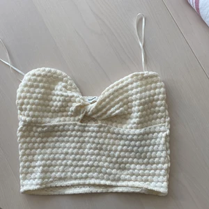 Söt top från pull and bear  - Super fin tröja men tyvärr för liten för mig. Säljs vid bra bud!