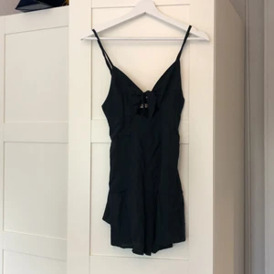 Pull&Bear - Min absoluta favorit men för liten😩 Det är som en klänning men den har som skjorts (se sista bild). Köpte för 500 Färgen är typ blågrön, marinblå- aktig. 