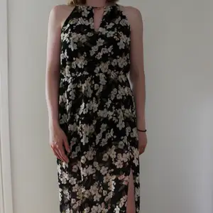 Långklänning från Forever21 i storlek S. Jag är 165 cm och klänningen går till slutet av anklarna! 