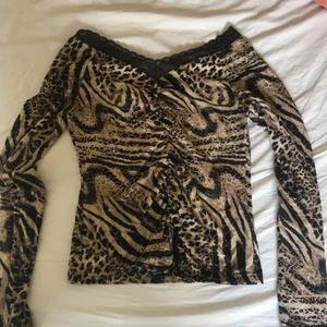 Humana tröja, storlek 38 - Tröjan är stretchig så den kan både passa någon storlek mindre och större.  Lite off shoulder.