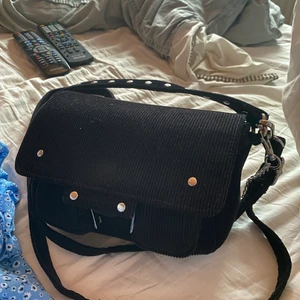 Nunoo Honey - Säljer min ascoola väska från märket Nunoo, det är den minsta modellen i manchestertyg. Modellen heter Honey. Har bara haft den ett halvår så den är i väldigt bra skick. Köpt i januari för 1199kr på Boozt