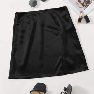 Satinkjol storlek XL, passar även en L & skulle säga att den passar en lite större M. - Svart satinkjol med en liten slits.