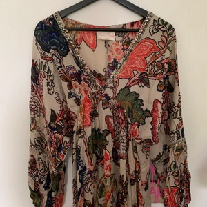 Mönstrad strandklänning  - Mönstrad strandklänning från miss june Paris. Aldrig använd 