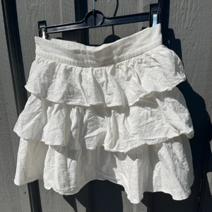 Volang kjol, SHEIN  - En jättefin volang kjol från SHEIN, denna kommer tyvärr inte till användning längre och säljer därför den här. Kjolen är i storlek s men är lite liten till mig som har storlek s/m, tänk på att den är liten i storlek. Jättehärlig vit fin färg samt fint material, finns ingen stretch i den alls. Köparen står för frakten!🌸