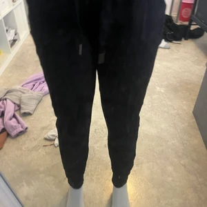 mjukisbyxor  - säljer dessa mjukisbyxorna från new yorker då jag aldrig använder dem. de har använts ett par gånger men de är som nya. väldigt bekväma också. 