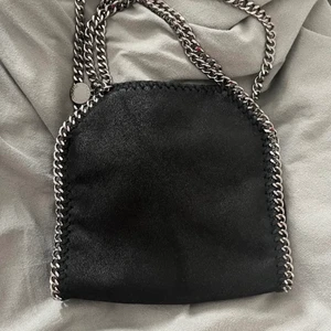 Stella MCcartney liknade väska i svart - Säljer min fina väska OBS lånade bilder, skriv privat för egna bilder. Nyskick. 