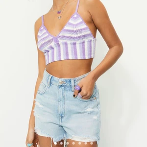 randig gullig topp❣️ - en söt och väldigt skön oanvänd topp som är passar perfekt nu vid de varmare dagarna. går både att klä upp och klä ner🥰 finns en matchande kjol till på hm hemsidan och rekommenderar er verkligen att köpa denna topp om ni har kjolen😍🙏🏼