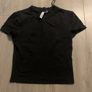 T-shirt H&M - Croppad t-shirt från H&M 