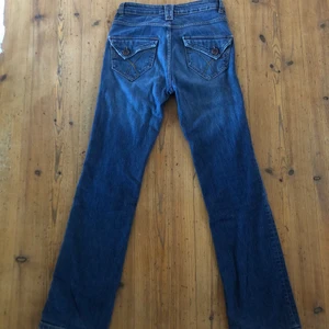 Low waist jeans - Är straight leg och lågmidjade. Använda endast 1 gång och är köpta här på plick. Skriv om du vill ha bilder med dom på!💗 Jag själv brukar ha waist 26 i jeans för referens och de passar mig jättebra. Storleken som står i jeansen är 36 som jag antar står för stl Small? På bilden ser byxorna ut och vara mycket blekare vid rumpan pga ljuset, färgen skiljer int lika mycket i verkligheten!☺️