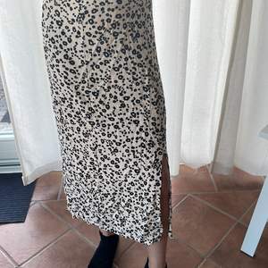 En väldigt fin leopard kjol som tyvärr inte passar längre det finns även en dragkedja på sidan (andvänd 5-6 gånger)