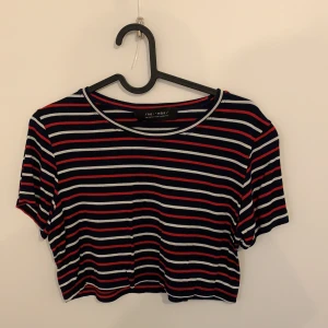 Striped Croptop freesize - Summer croptop from a Vietnam local brand. Good condition.