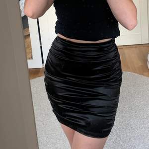 Snygg svart kjol i storlek XS i bra skick. Aldrig använd. Dragkedja på sidan i svart som ej syns💜