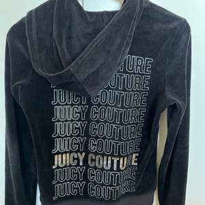 Säljer en knappt använd tröja från juicy couture. Storlek s, passar även xs. Svart med glittrigt tryck på ryggen. 