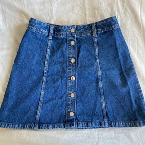 Jeans kjol - Super fin jeanskjol från h&m, använd fåtal gånger men fortfarande i bra skick💕