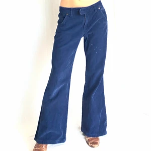 Manchester byxor - RESER IVÄG OM TRE DAGAR SÅ FÖRSTEN TILL KVARN!! vid köp av flera plagg kan jag ordna paketpris;) säljer dessa skitsnygga manchesterbyxor⭐️ flärpen vid gylfen har tappat sin knapp men brukar bara sätta en liten säkerhetsnål