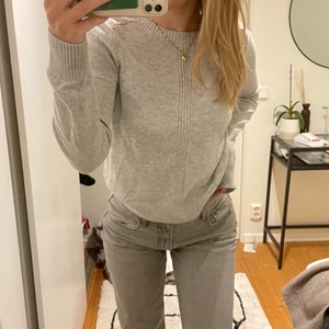 A&F tröja - Jättefin skön tröja från abercrombie and fitch i strlk XS, använd fåtal ggr, väldigt fin att bara hänga över axlarna också(bild3)🤍 köparen står för frakten