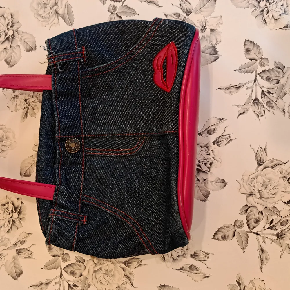 En rockabilly väska, perfect att ha typ på cruising eller bara till vardags helt enkelt! 🌸. Väskor.
