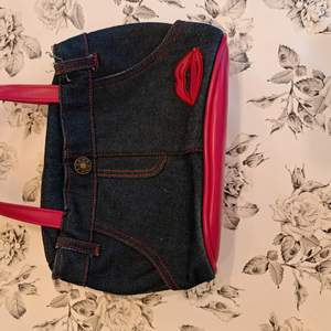 En rockabilly väska, perfect att ha typ på cruising eller bara till vardags helt enkelt! 🌸
