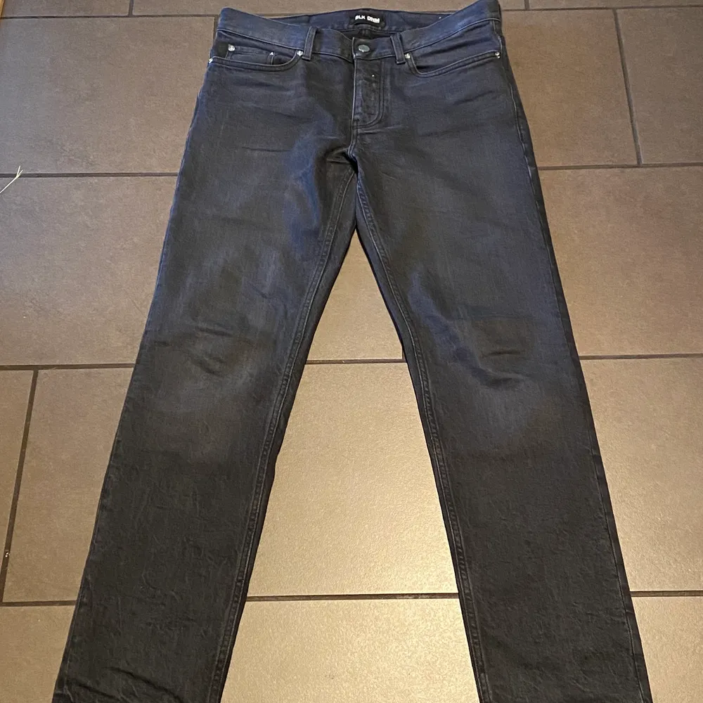 Fräscha mörkgråa jeans. . Jeans & Byxor.