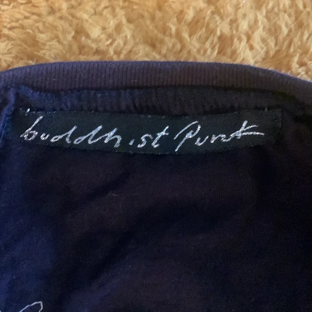 En punk ish tröja med coolt motiv på ryggen  Står ingen storlek men skulle sagt m/L . Tröjor & Koftor.