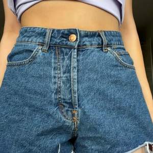 Superfina vanliga jeansshorts, hög midjade och klippta korta. Säljer pga är för stora för mig. 