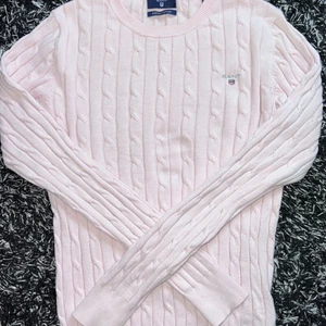 Kabelstickad tröja från GANT - Superfin rosa kabelstickad tröja från GANT. Tröjan är i väldigt gott skick. Storlek XS. Använd ett fåtal gånger. Säljer då jag inte använder den längre. Nypris: 1300kr. Säljer för: 350kr