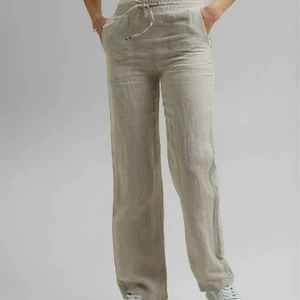 Linnebyxor Esperit - Helt slutsålda linnebyxor från ESPERIT. I Sååå snygga beiga linnebyxor i storlek 38, inga defekter och inköpta för 700kr. 🤍 ANVÄND EJ KÖP DIREKT KNAPPEN. 