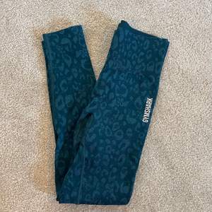 Blå/gröna tights från Gymshark i storlek xs, inte mycket använda och i toppenskick!🙌🏼
