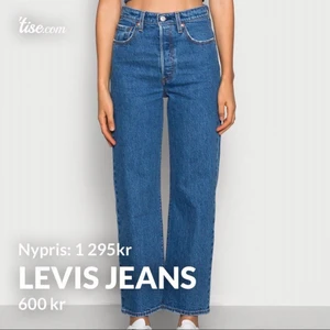 Levis Jeans - Säljer mina gamla Levis ribcage straight ankle  då dem har blivit för små. Har bara använt dem 2-3 gånger. Pris kan diskuteras om snabbaffär. Om d vill se flera bilder är det bara att fråga.  600kr + frakt 📦 💕 Storlek W25 L27 NYPRIS: 1 295kr