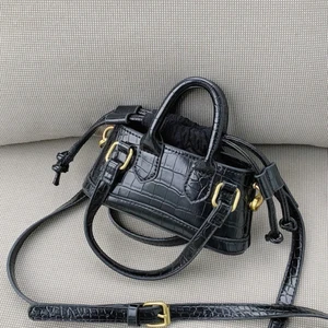 Väska - Säljer denna fina och populära väskan från shein. Köparen står för frakten. Aldrig använt den. ❤️❤️