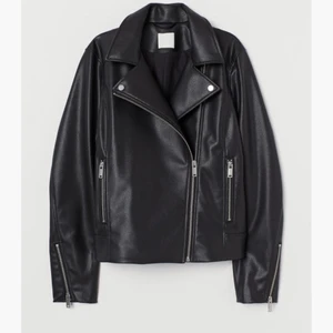 Skinjacka  - En jättefin skinjacka från hm köpt förra året använd fåtals gånger. Köpt för 500kr Säljer för 250+frakt. köpare står för frakt.Kontakta för fler bilder och frågor💕