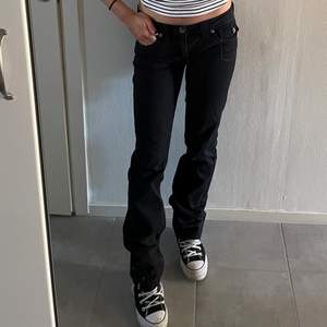 Raka lågmidjade svarta jeans från esprit. Storlek 36. Köparen står för frakt men kan även mötas i Stockholm 💓