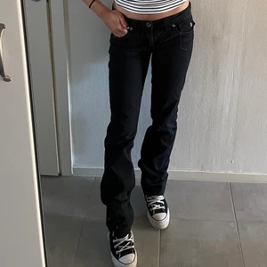 Raka jeans  - Raka lågmidjade svarta jeans från esprit. Storlek 36. Köparen står för frakt men kan även mötas i Stockholm 💓