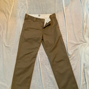 Ljus bruna crahartt byxor  - Ett par snygga carhartt byxor i storlekarna 28/32. Byxorna är begagnade. Kan diskutera priset. Möts gjärna upp i Stockholm för att köpa.