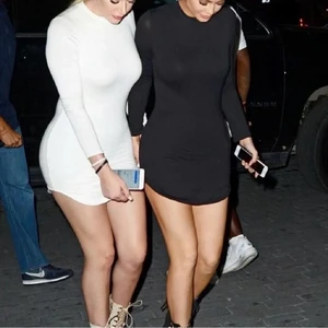 Kylie Jenner klänning❤️ - Nu säljer jag min Kylie Jenner klänning! Det är en likadan klänning som Kylie och Stassie har på bilden, köpt under Kylies samarbete med Fashion Nova💕 Klänningen är i svart supermjukt och stretchigt material (ej genomskinlig)🥰 Andvänd en gång