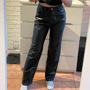 Skinnbyxor - Köptes från NAKD hösten 2020 men knappt använt. Jag är 170 och brukar bära storlek S / w. 26. Originalpris: 600 kr