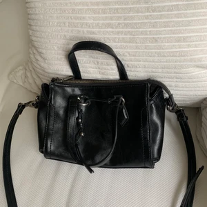 Zara handväska - Superfin knappt använd väska från zara som tyvärr inte kommer till användning :( Den är helsvart med jeans material på insidan vilket är superfint😍Den har även avtagbara band! Perfekt till en utekväll eller middag!!! 