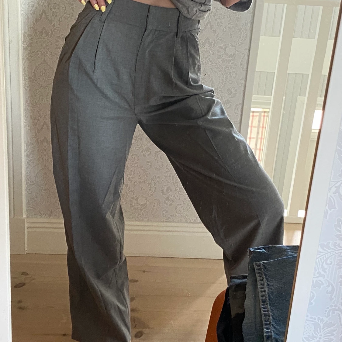 Gråa, raka kostymbyxor