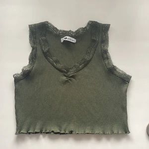 Croppat linne - Kort ribbad topp med spets ditaljer. Knappt använt så i väldigt bra skick. 💚💚