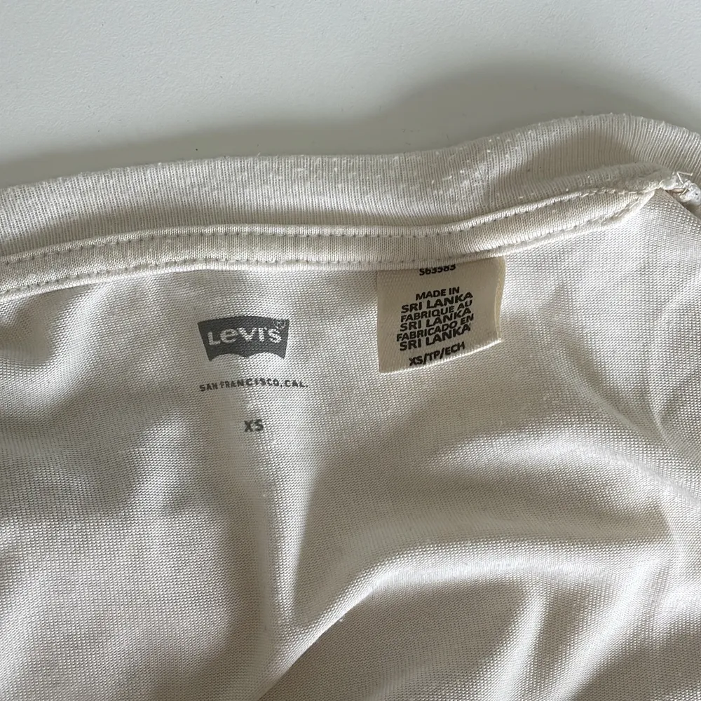 As ball tröja ifrån Levi’s😍 passar även en S. T-shirts.