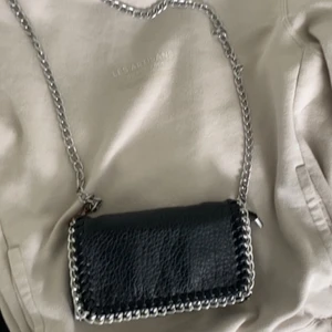 Väska  - En fin väska som jag har använt i 1 år, skriv för fler bilder 