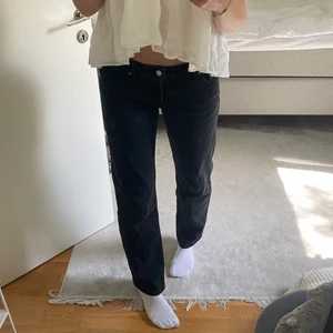 Lowwaist jeans - Supersnygga lowwaist jeans från Weekday, modell arrow! Strl W37L32